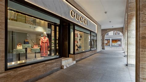 foto di gucci lugano|Gucci, Via Nassa 2, Lugano, Phone +41 91 922 54 60.